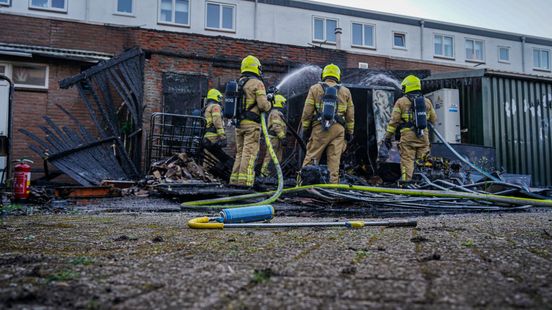 Vlammenzee bij winkel door onkruidbrander