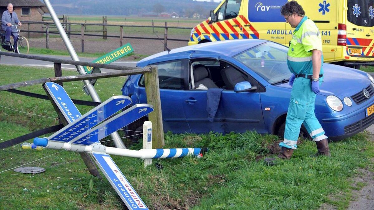 Auto knalt tegen verkeersbord en belandt in greppel bij ongeluk in Dalmsholte