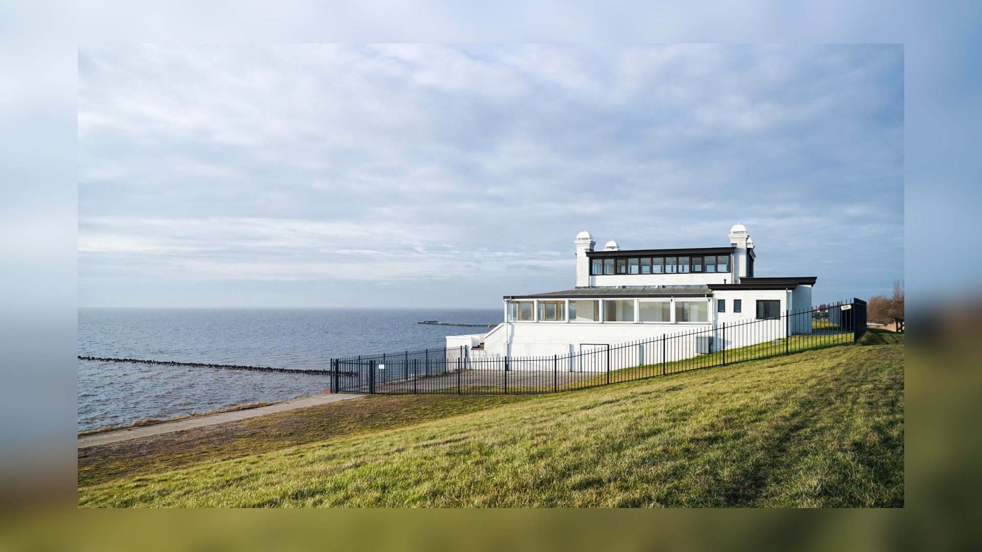 Badpaviljoen Hindeloopen aan de IJsselmeerkust