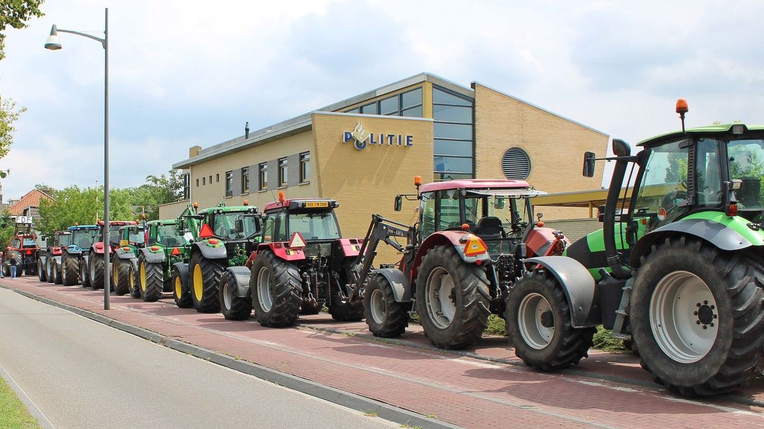 Boeren reden op 3 juli onder andere naar het politiebureau in Coevorden (Rechten: Persbureau Meter)