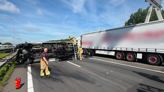A27 hele ochtend afgesloten na ongeluk met camper en vrachtwagen - RTV Utrecht
