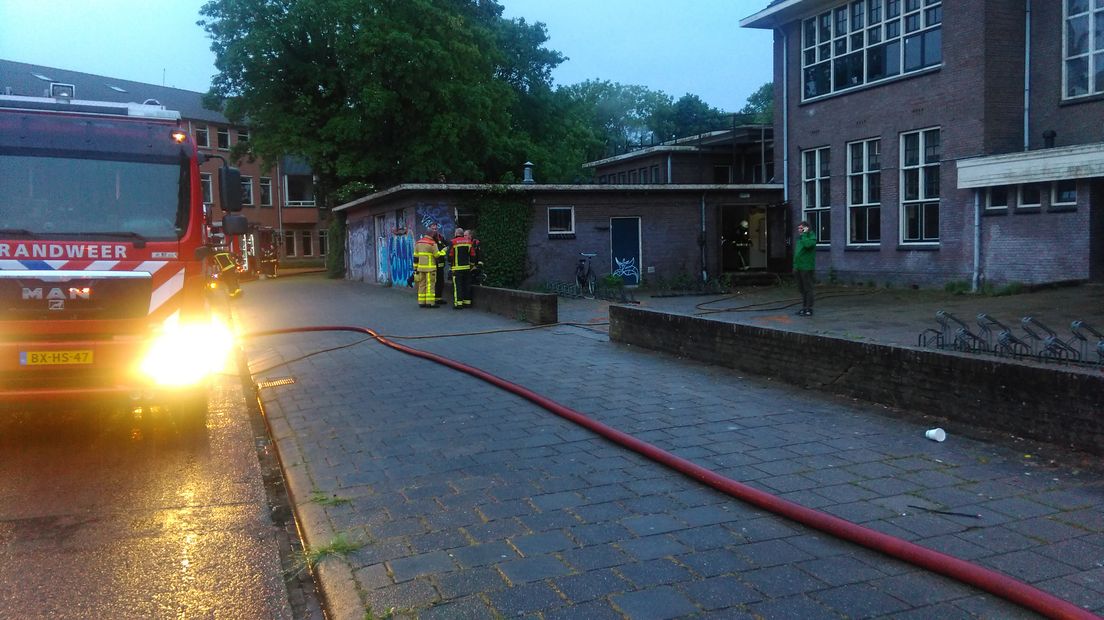 In een schuur naast de Vrije School VO aan de Isendoornstraat/Dieserstraat in Zutphen brak zondagavond brand uit. In de schuur bevond zich een pottenbakkerij.