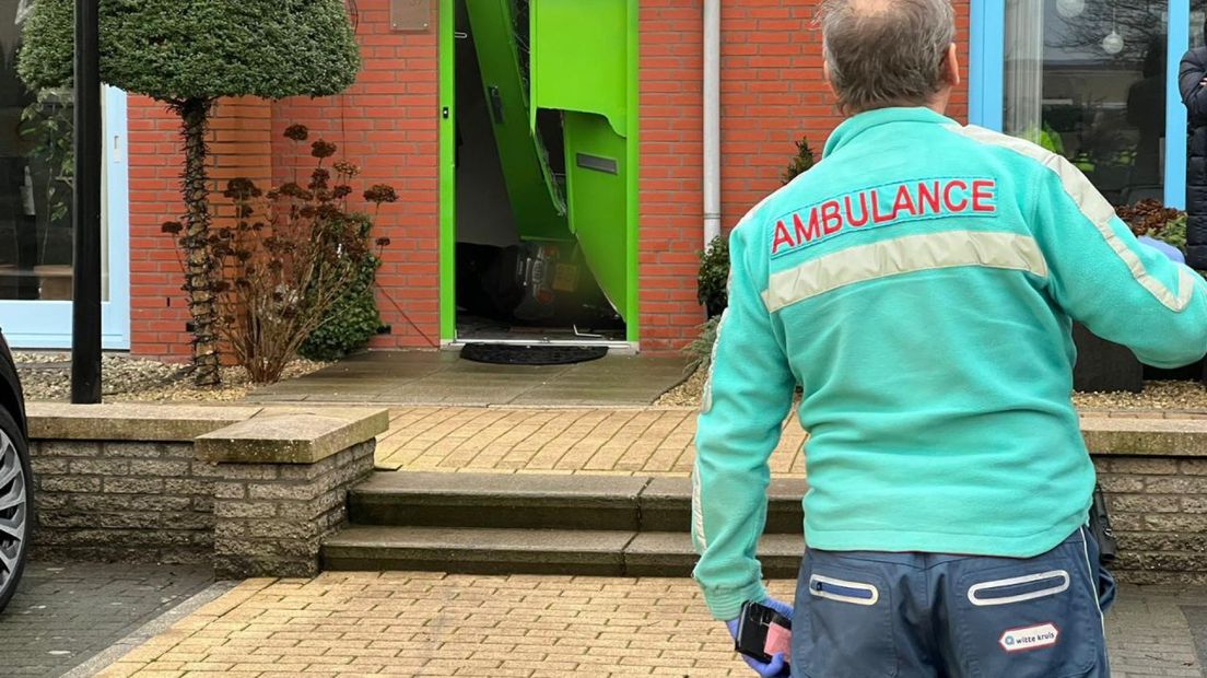 Een scooter verbrijzelde de voordeur van een huis in Doetinchem.