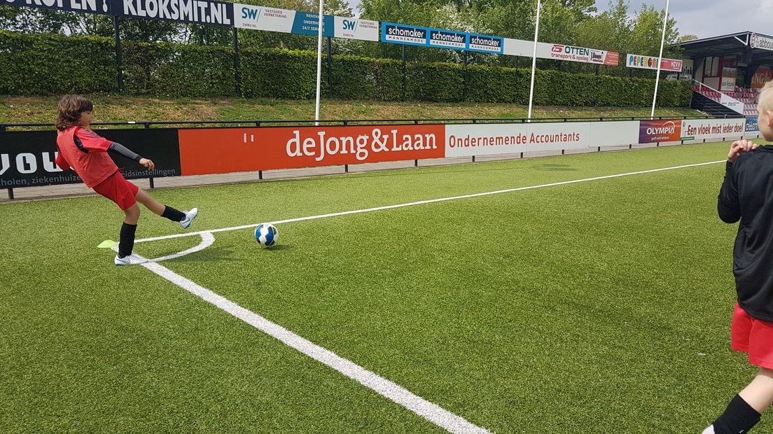 Jonge voetballers aan de bal (Rechten: Jasmijn Wijnbergen/RTV Drenthe)