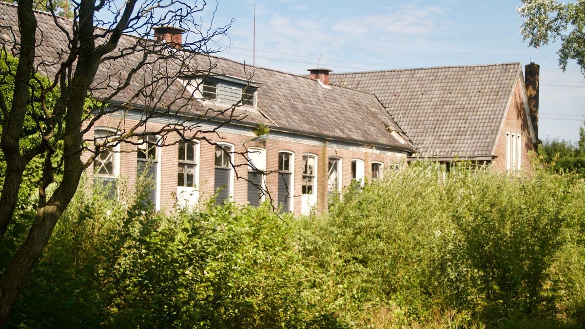 Het schooltje van Kloosterveen vervalt waar je bijstaat