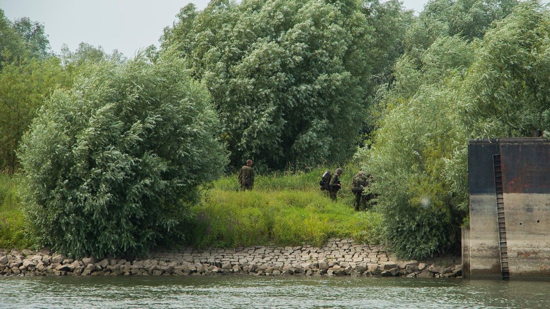 Militairen trainen bij de IJssel