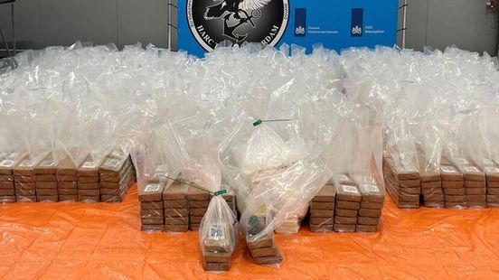 Grote lading cocaïne aangetroffen in Rotterdamse haven | Fietser zwaargewond bij botsing met auto. Grote lading cocaïne aangetroffen in Rotterdamse haven | Fietser zwaargewond bij botsing met auto.