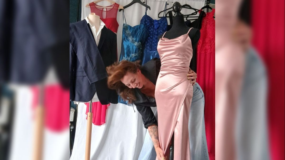 Anouk (46) zorgt voor feestkleding en vervoer voor schoolgala: 'Ieder kind moet daar staan'