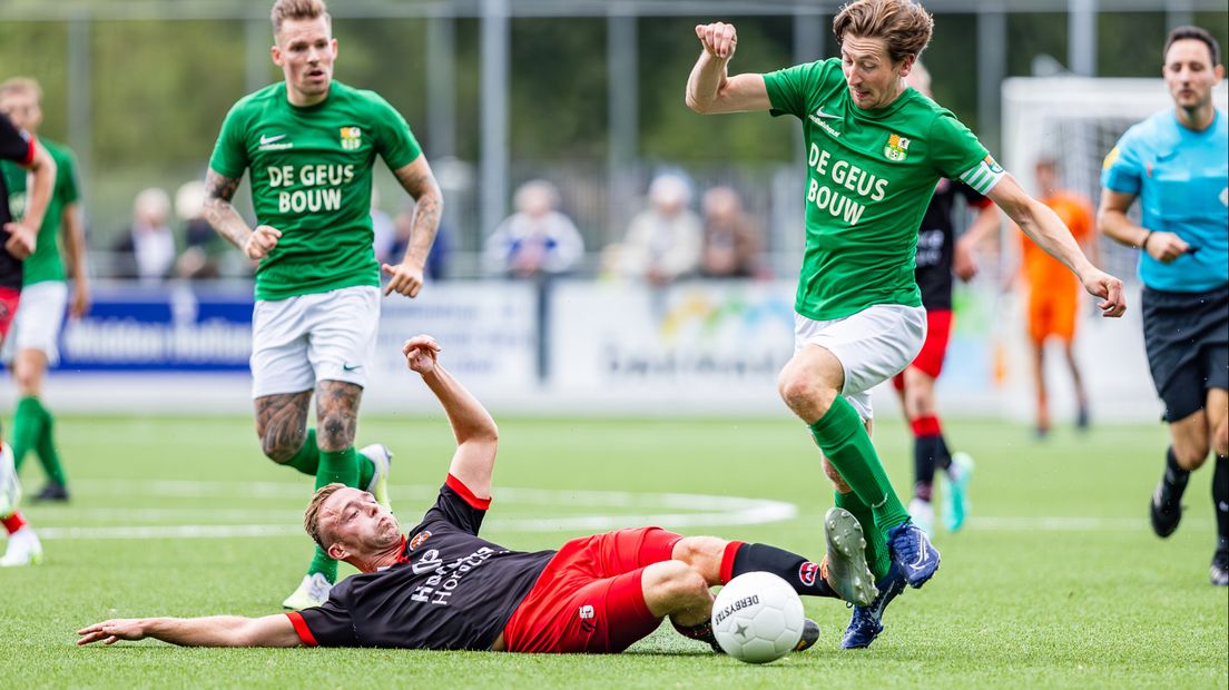 Niek Ossevoort tackelt een tegenstander tijdens ARC - BOL