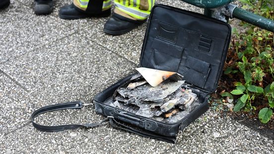Brandende laptoptas zet ingang van flat onder de rook