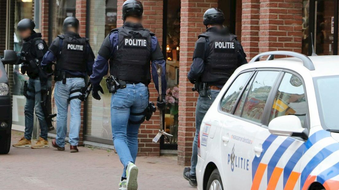 De politie heeft meerdere panden binnengevallen, hierbij zijn vier personen gearresteerd