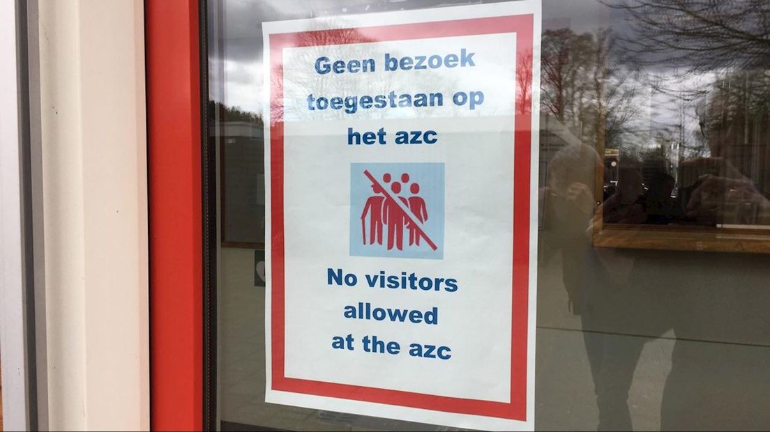 De voorschriften in vele talen op hangen op diverse plekken in en rond het azc