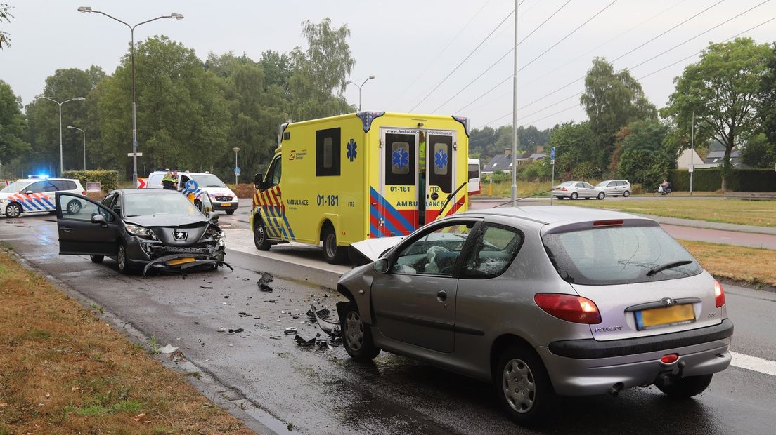 De frontale botsing zorgde niet alleen voor een gewonde, maar ook twee flink beschadigde auto's.