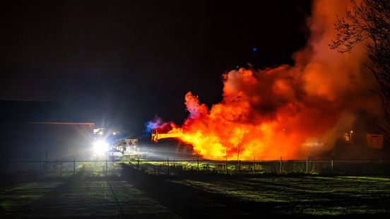 Grote brand bij landbouwbedrijf • fietser verongelukt