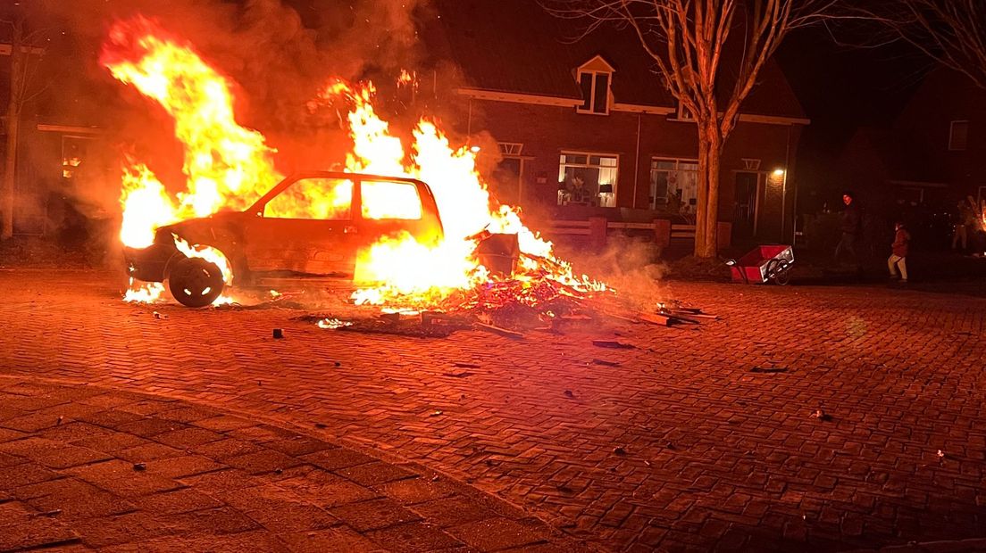 Een sloopauto brandt uit in Hoogeveen