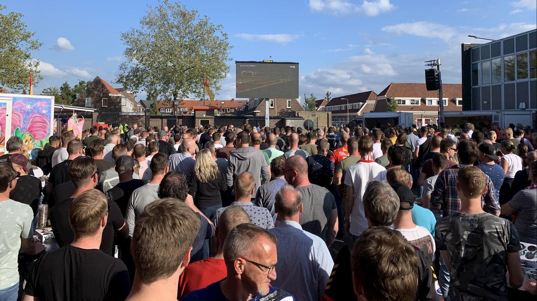 Tussen de 1.500 en 2.000 fans kijken bij de Adelaarshorst naar RKC - Go Ahead Eagles