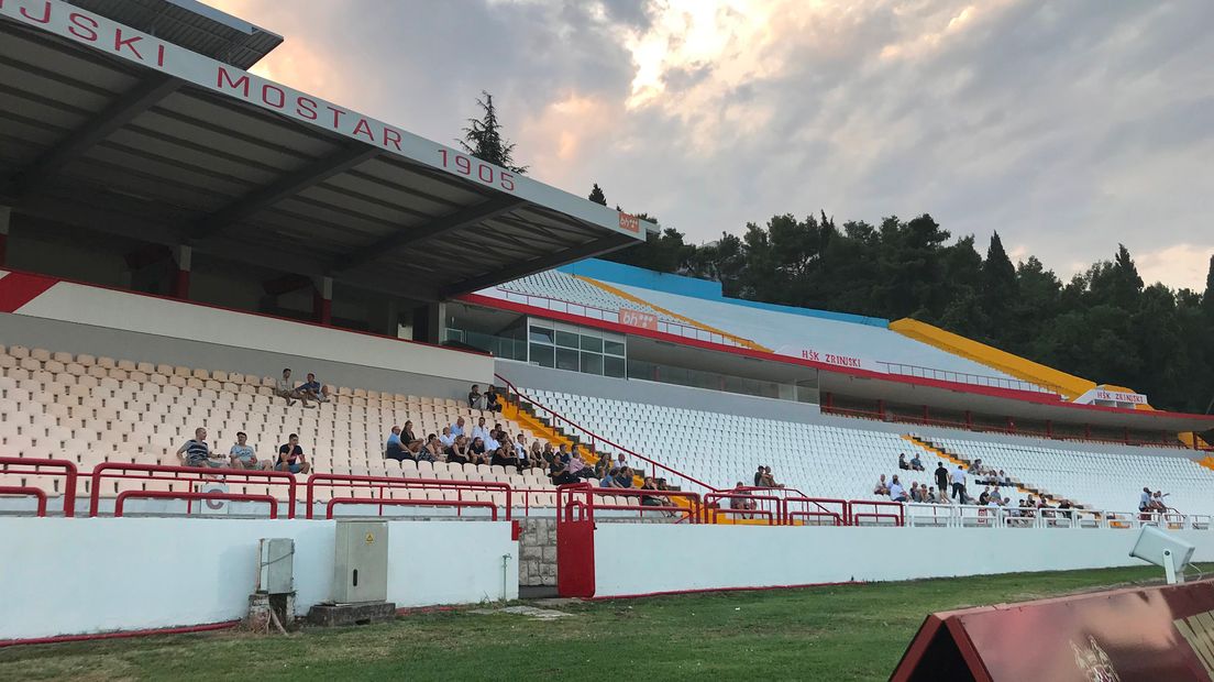 Enkele Utrecht-fans zaten vanavond in het stadion om de training te bekijken.