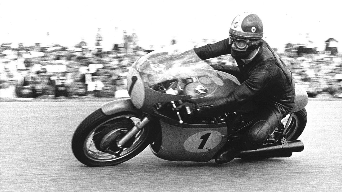 Actiefoto van de winnaar van de 500cc tijdens de TT van 1968, de Italiaan Giacomo Agostini (Rechten: ANP / Dick Coersen)