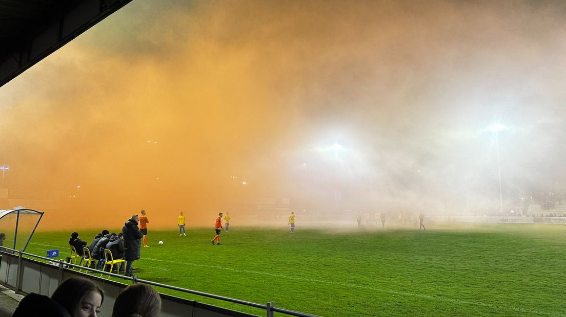 Door de rook die vrijkwam uit het afgestoken vuurwerk moest de wedstrijd tussen FC Lisse en Katwijk worden gestaakt