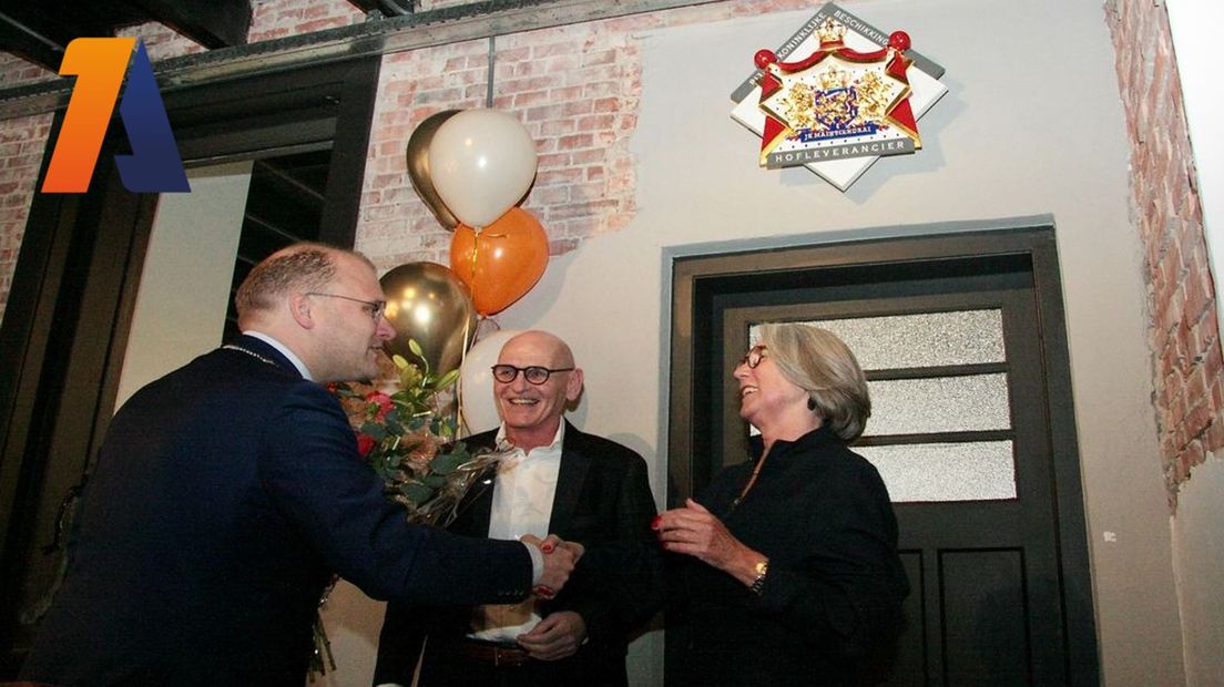 Burgemeester Bengevoord feliciteert de familie Slijkhuis.