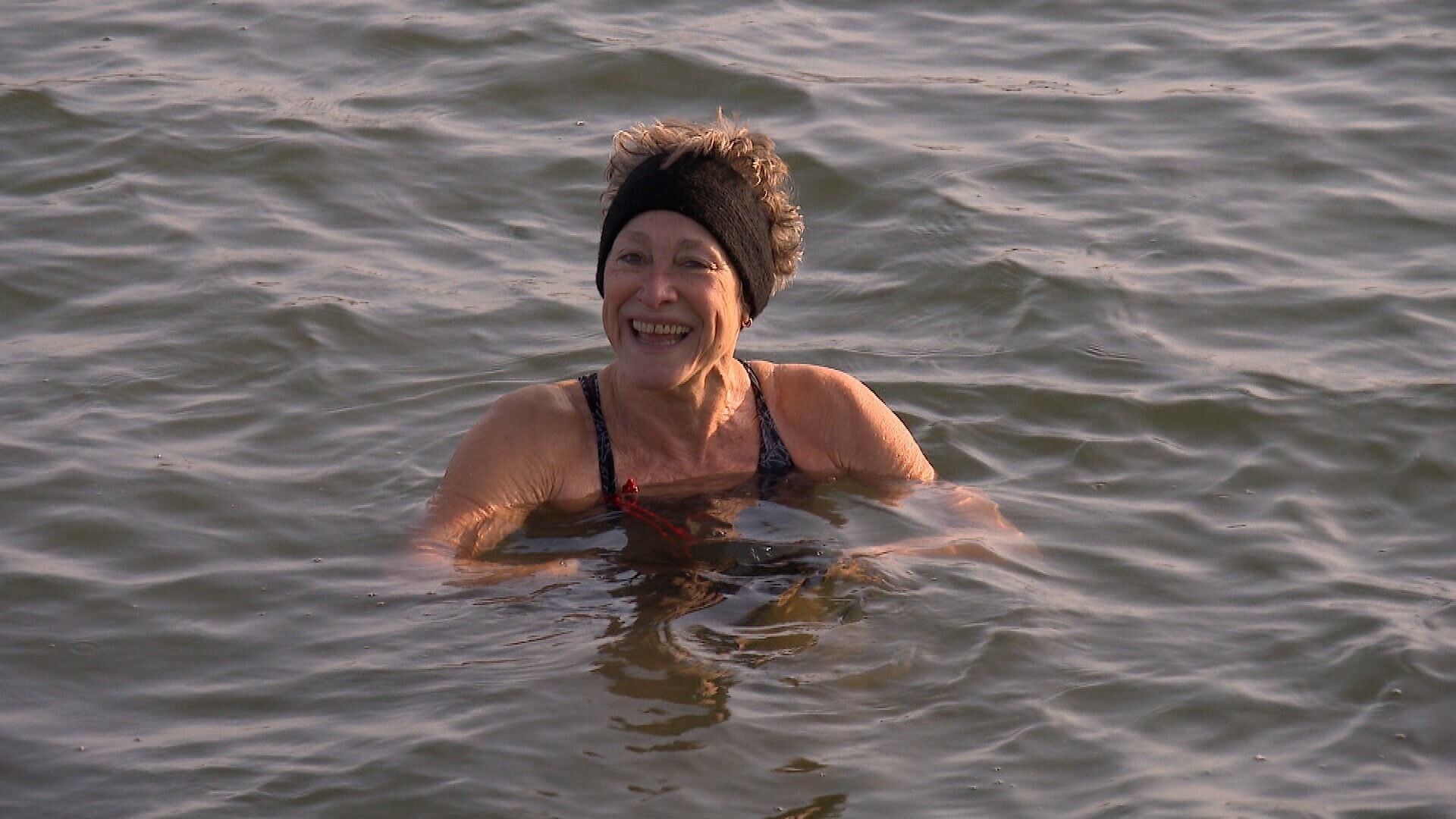 Deze mensen zwemmen het hele jaar door: 'De meeste mensen verklaren me voor gek'