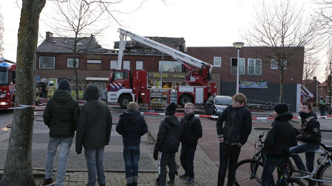 Grote brand in woning boven supermarkt in Rijssen