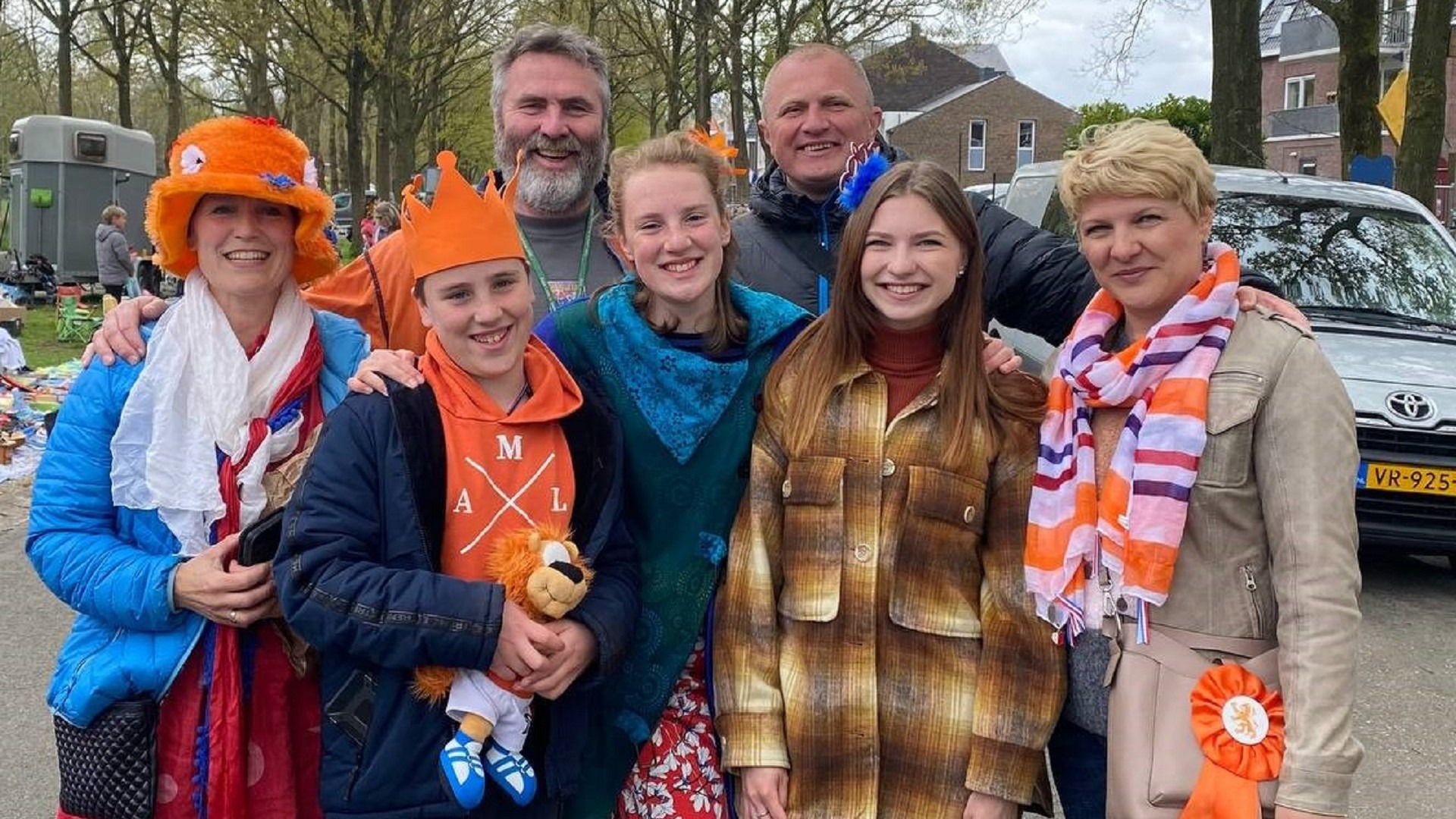 Dariia met haar familie op Koningsdag met de gastfamilie