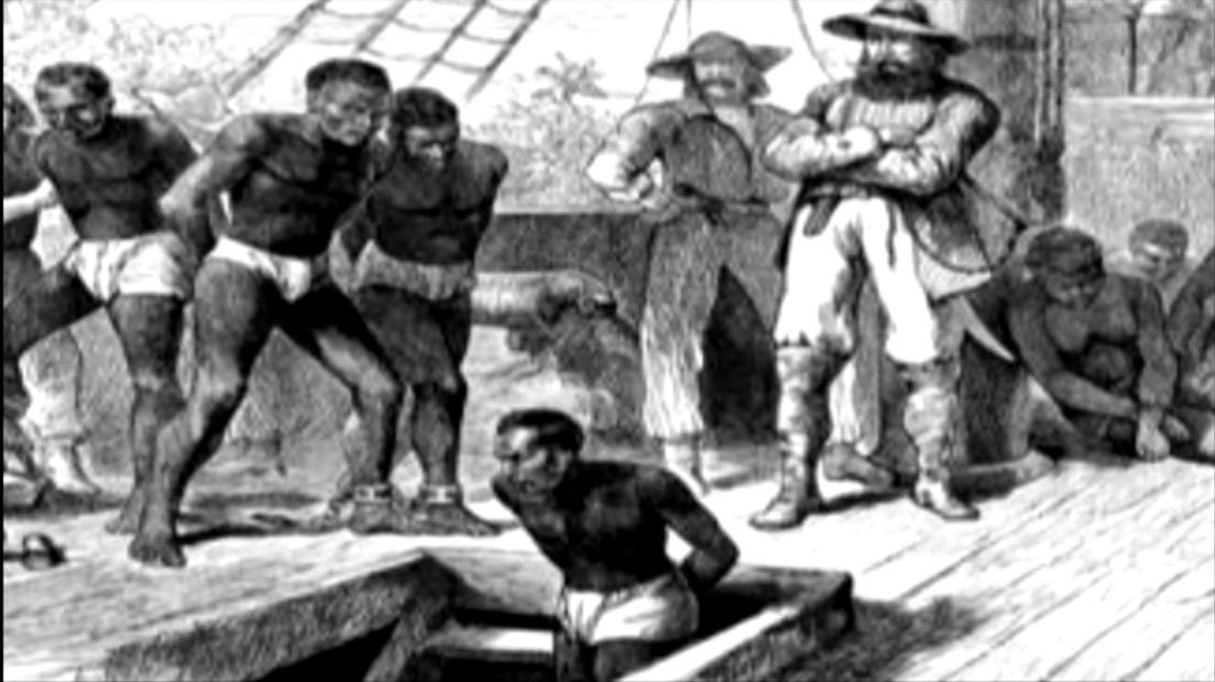 Afrikanen worden ingeladen in een ruim van een slavenschip