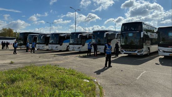 Bussen klaar om te vertrekken naar Rotterdam