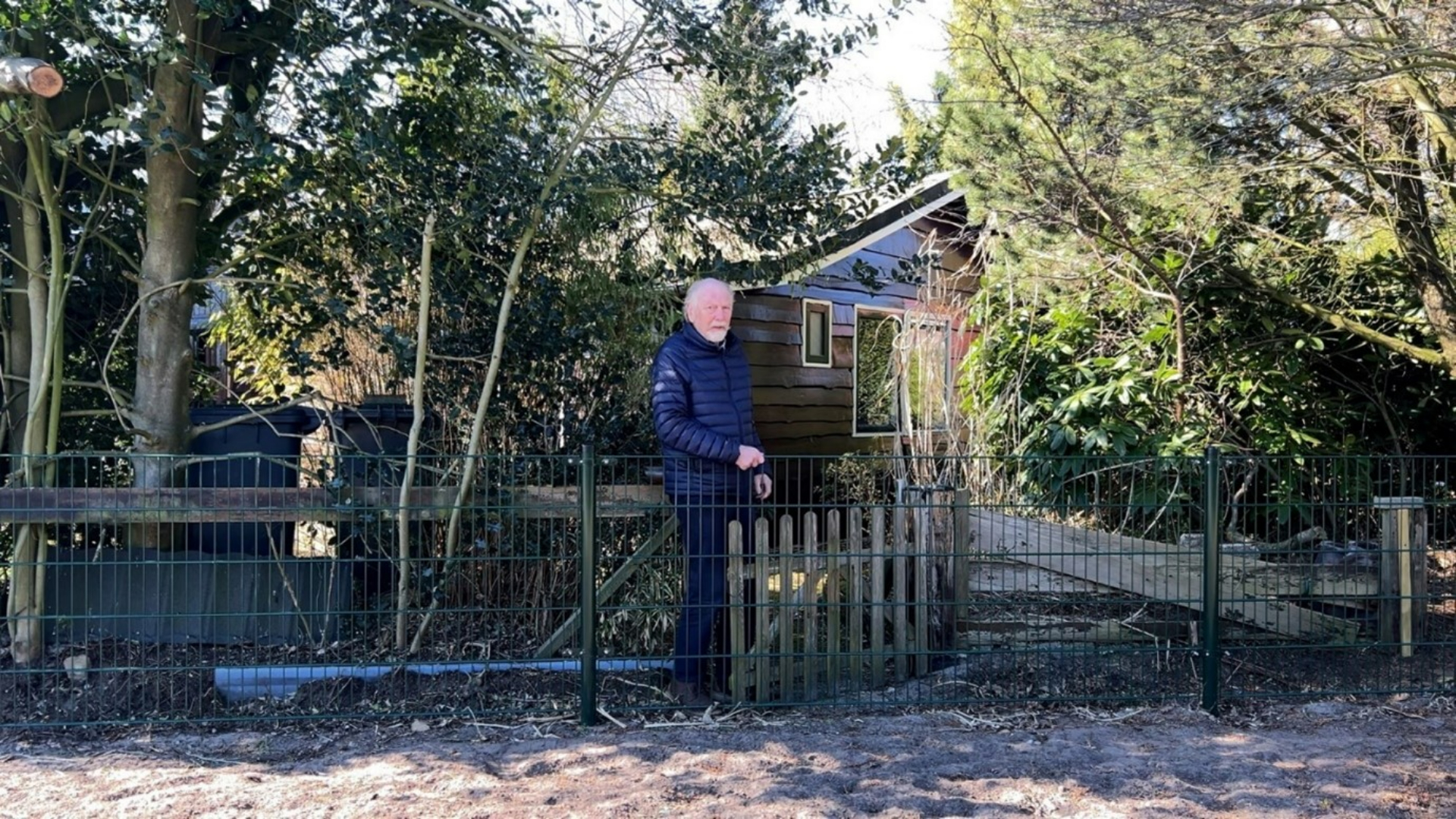 Fred (80) sloopt hek dat plots voor bungalow staat, nu staat hij voor de rechter