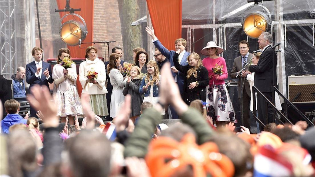 De koninklijke familie op het slotpodium