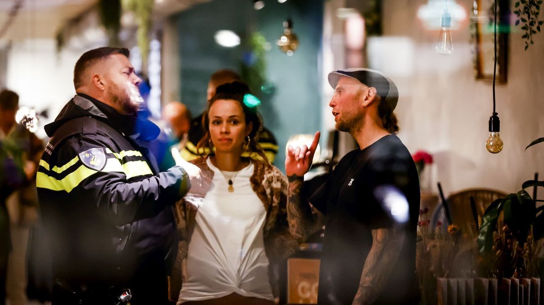 Woensdagavond: de eigenaren van Waku Waku in gesprek met de politie.