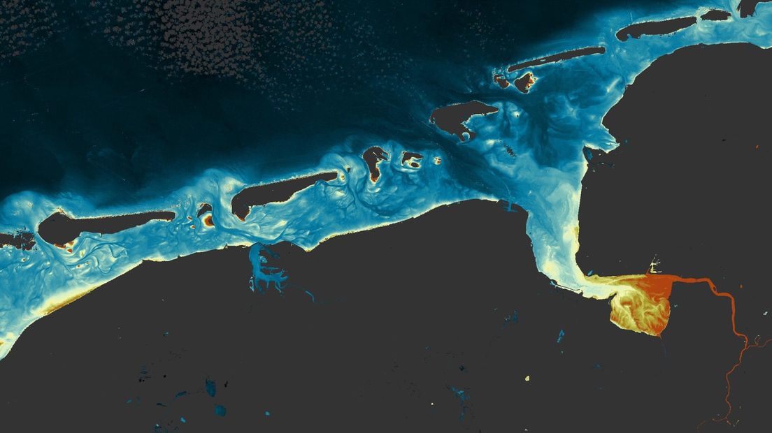 Op deze door de satelliet gemaakte foto is de concentratie van slib in de Waddenzee te zien.