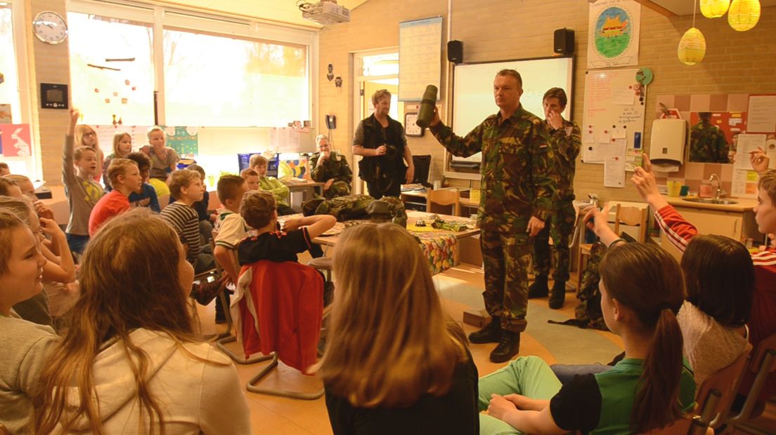 Militairen voor de klas in Emmen