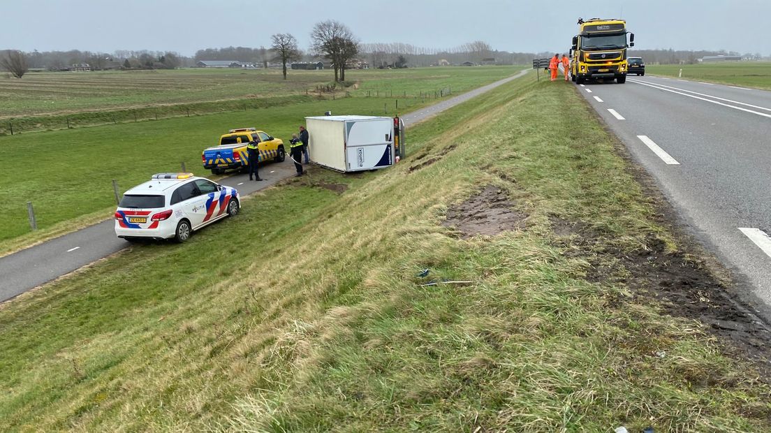 Vrachtwagen van de IJsseldijk geblazen