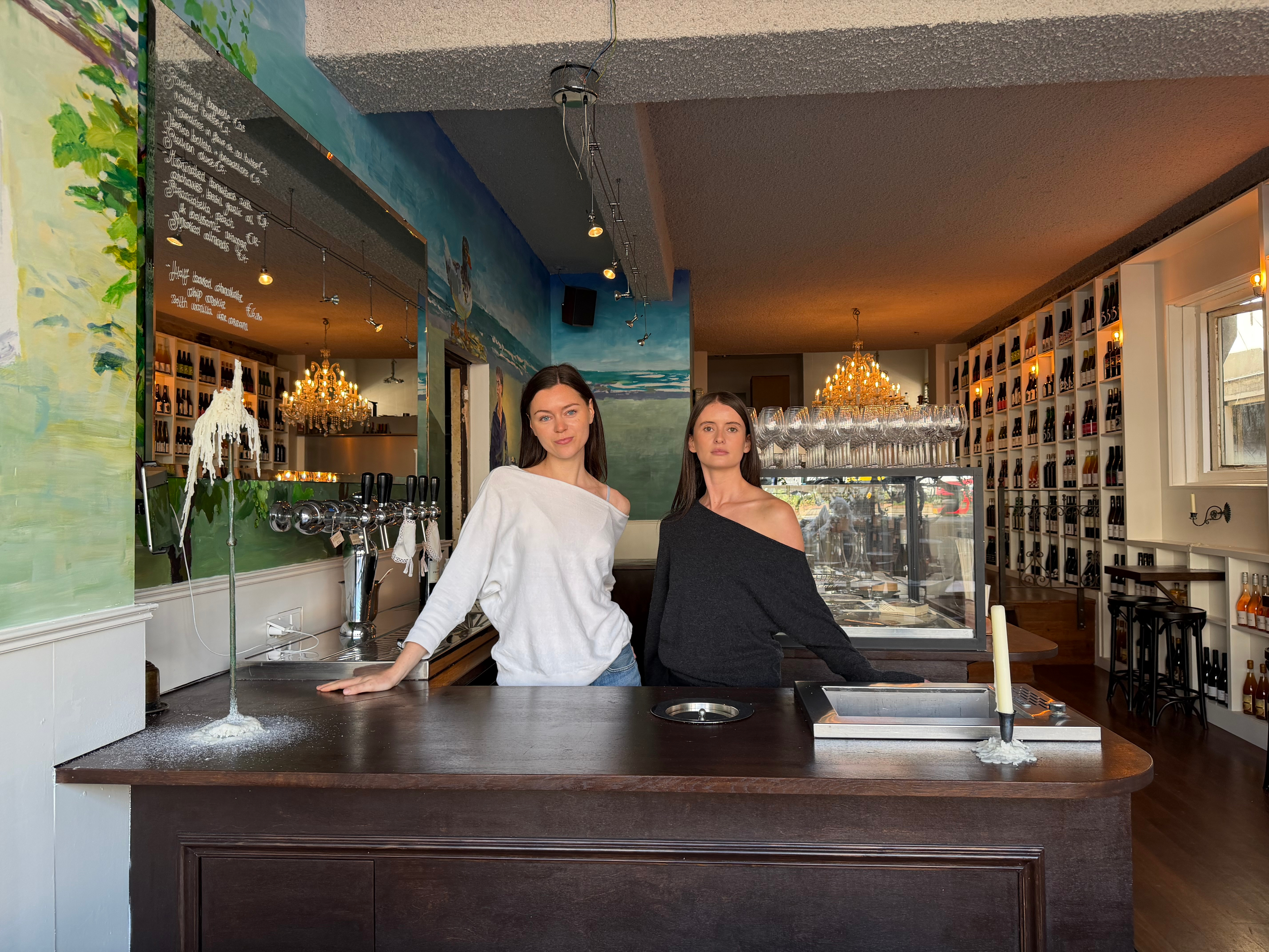 Puck Kalkman en Nienke van der Neut in wijnbar Juni Rotterdam