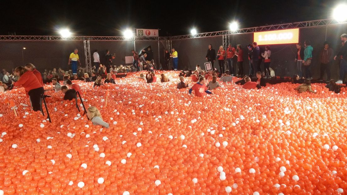 Een bak van 315 vierkante meter met 1,1 miljoen rode en witte ballen. Donderdagavond doken 1100 medewerkers van een groot uitzendbureau erin op het terrein van Nationaal Sportcentrum Papendal in Arnhem.