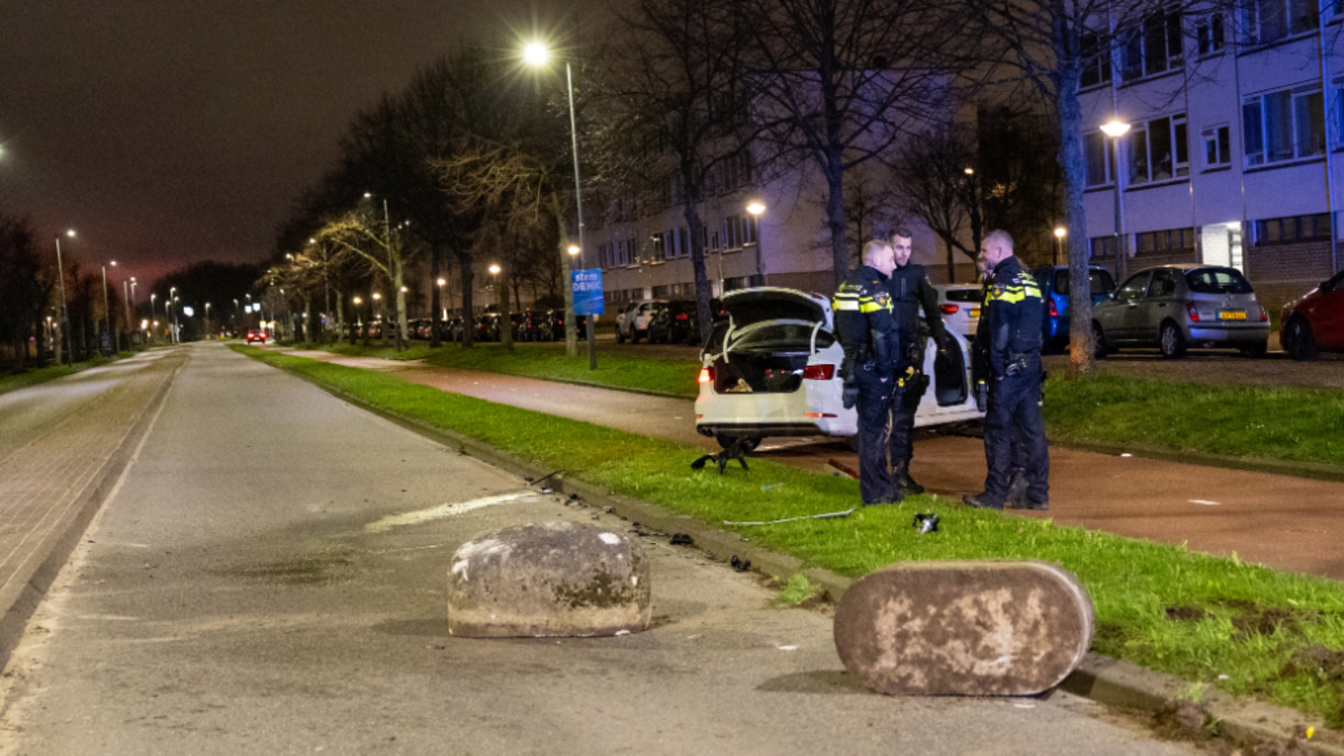 De betonblokken lagen op de rijbaan