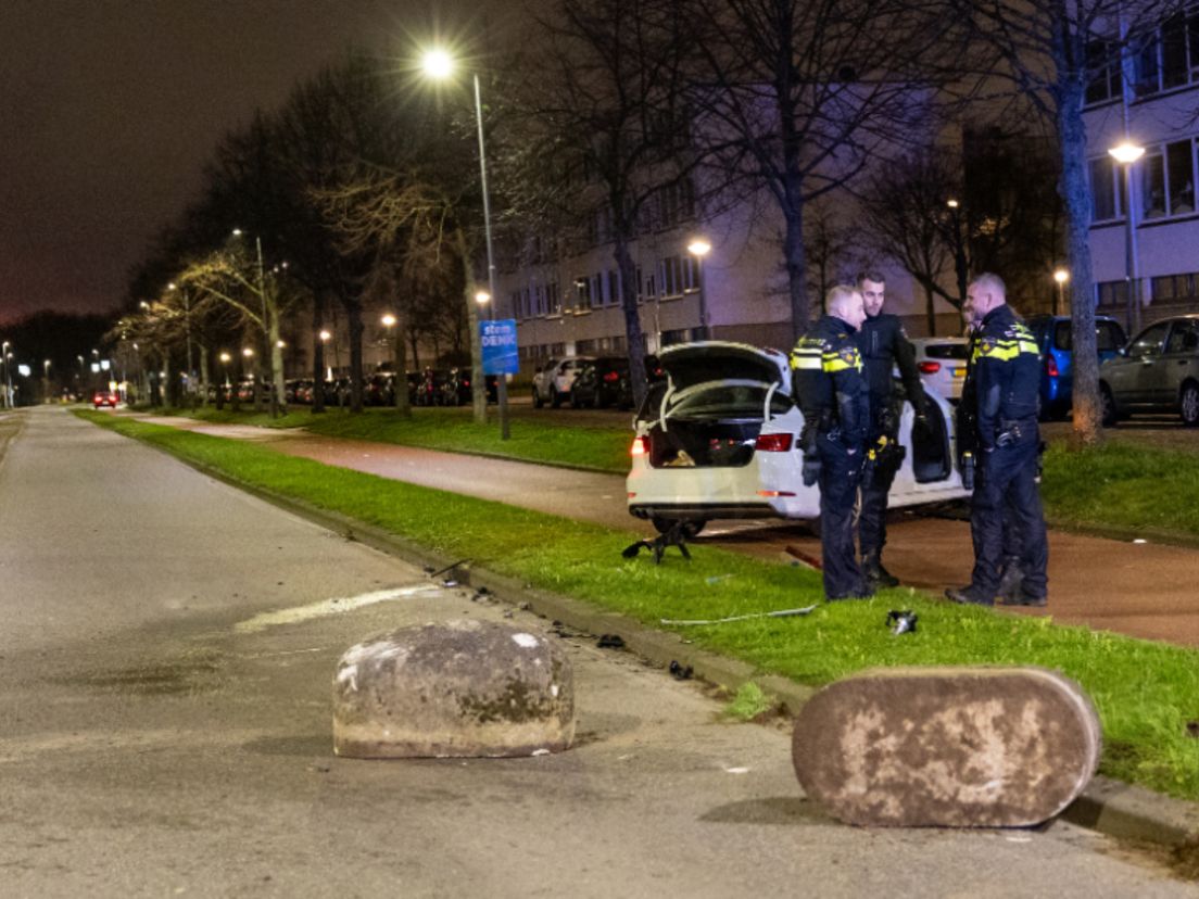 De betonblokken lagen op de rijbaan