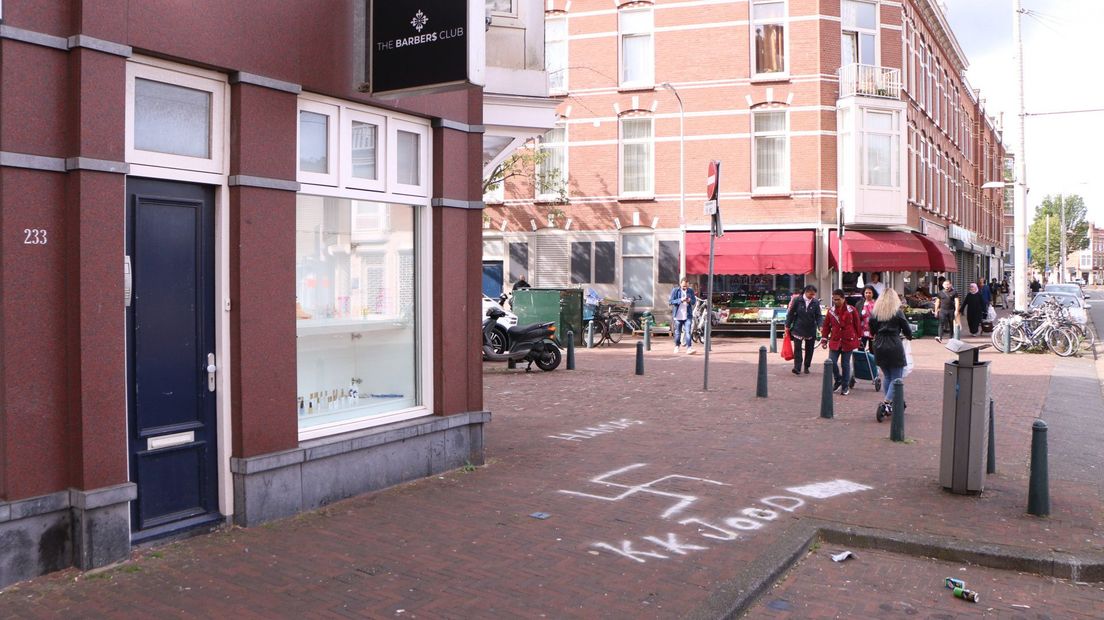 Hakenkruis op straat bij de kapper