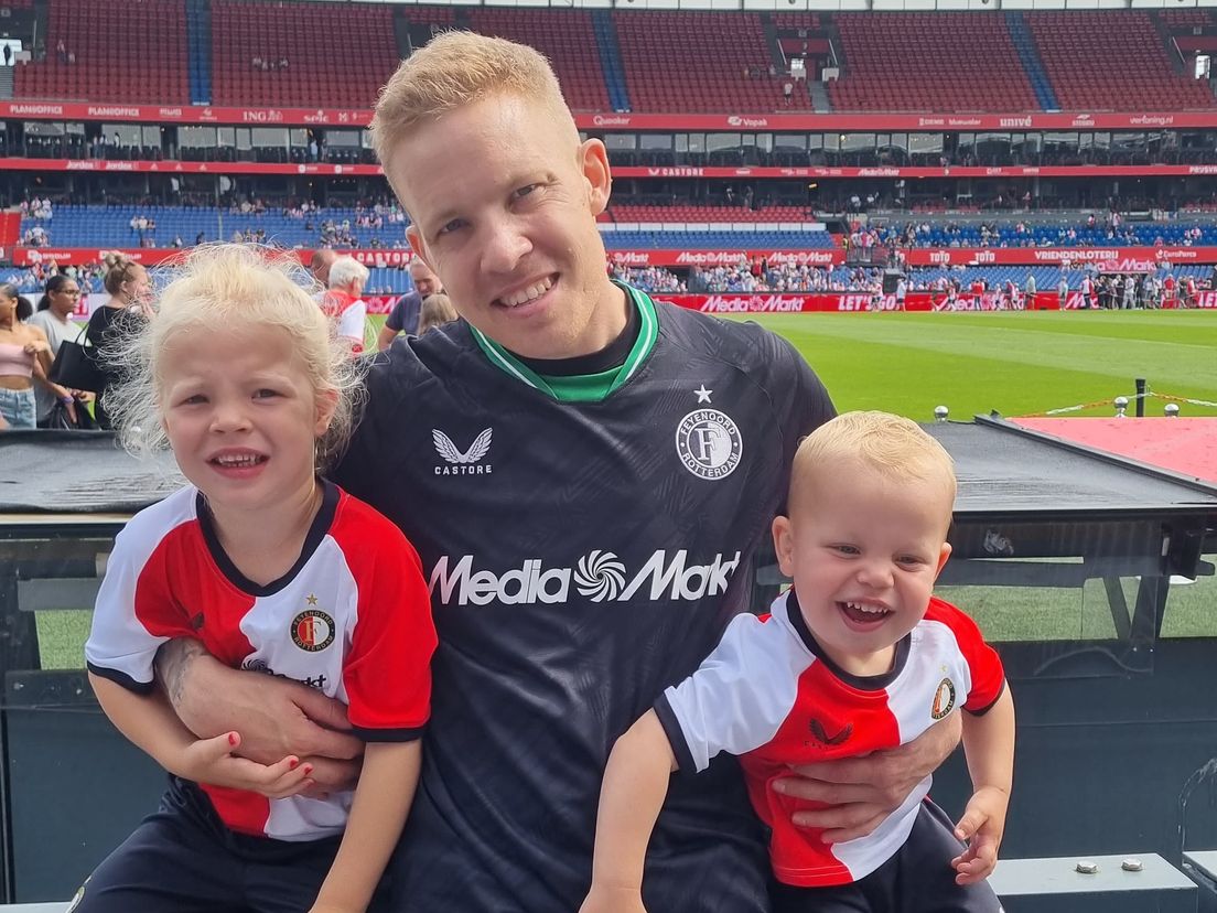 Wesley met zijn kinderen Lotte en Daan tijdens afgelopen Feyenoord Festival
