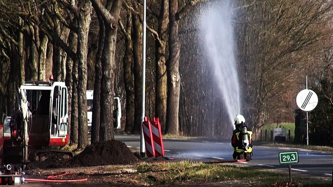 De brandweer probeert het gas neer te slaan met water  (Rechten: Persbureau Meter)