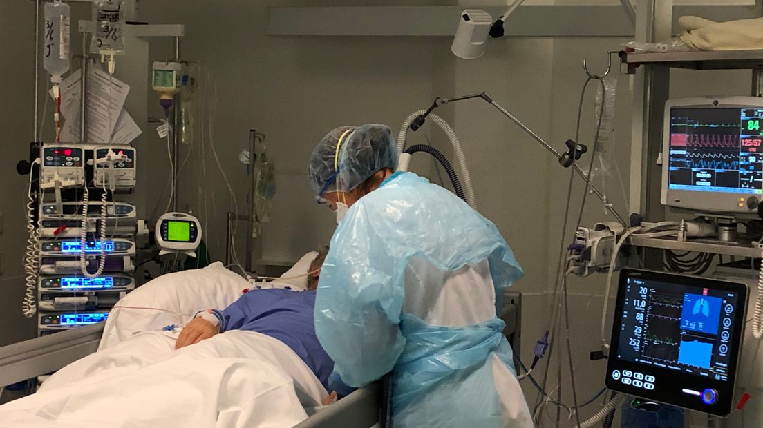 De intensive care van het Nijmeegse Canisius Wilhelmina ziekenhuis ligt behoorlijk vol. De standaard 12 bedden zijn zelfs uitgebreid met eentje erbij. Tussen de andere zieken liggen vier corona-patiënten. 'Mensen denken dat het weg is, maar het is niet weg', zegt Annemiek Harhuis, hoofd van deze IC.
