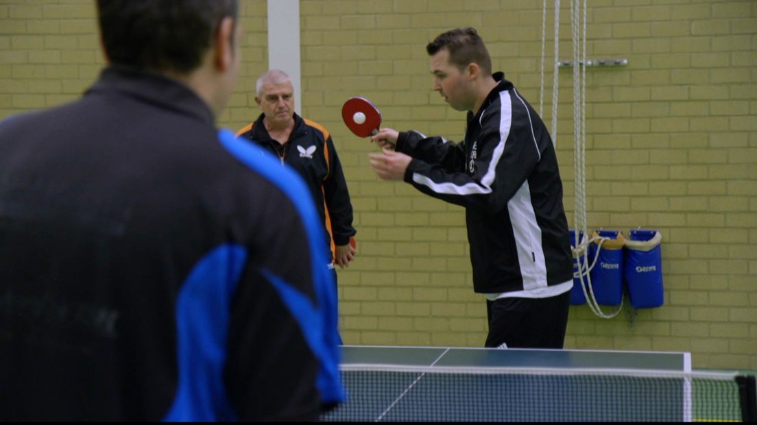 Presentator Jan-Jaap Corré in training voor zijn tafeltennisbattle