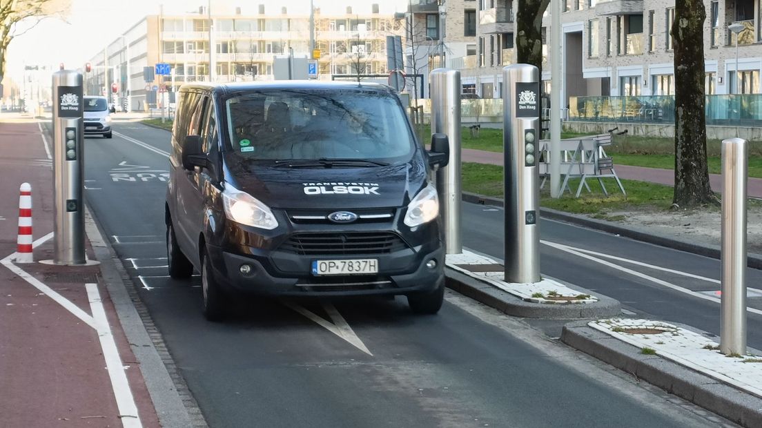 Wat zou 'horrorpoller' in het Pools zijn? Deze bus rijdt gewoon door