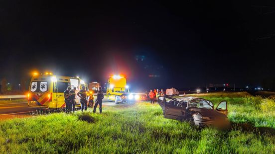 Twee gewonden nadat auto drie keer over de kop slaat