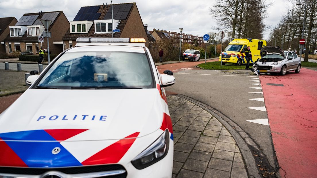 Hulpdiensten bij de botsing op de kruising in Hoogezand