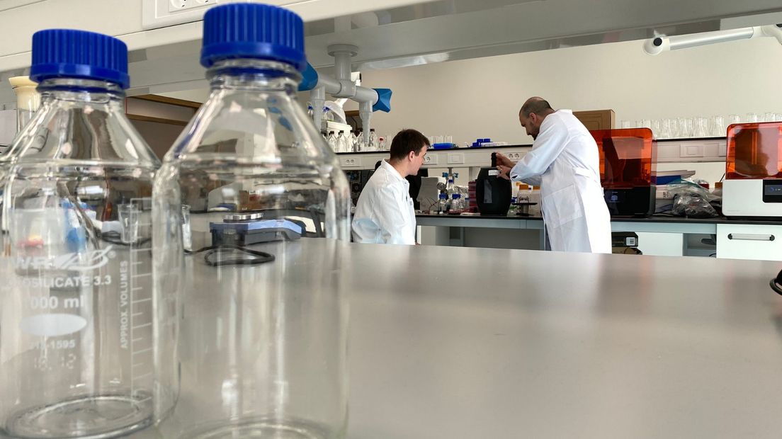 Maciej Grajewski en Richard Rushby in het laboratorium