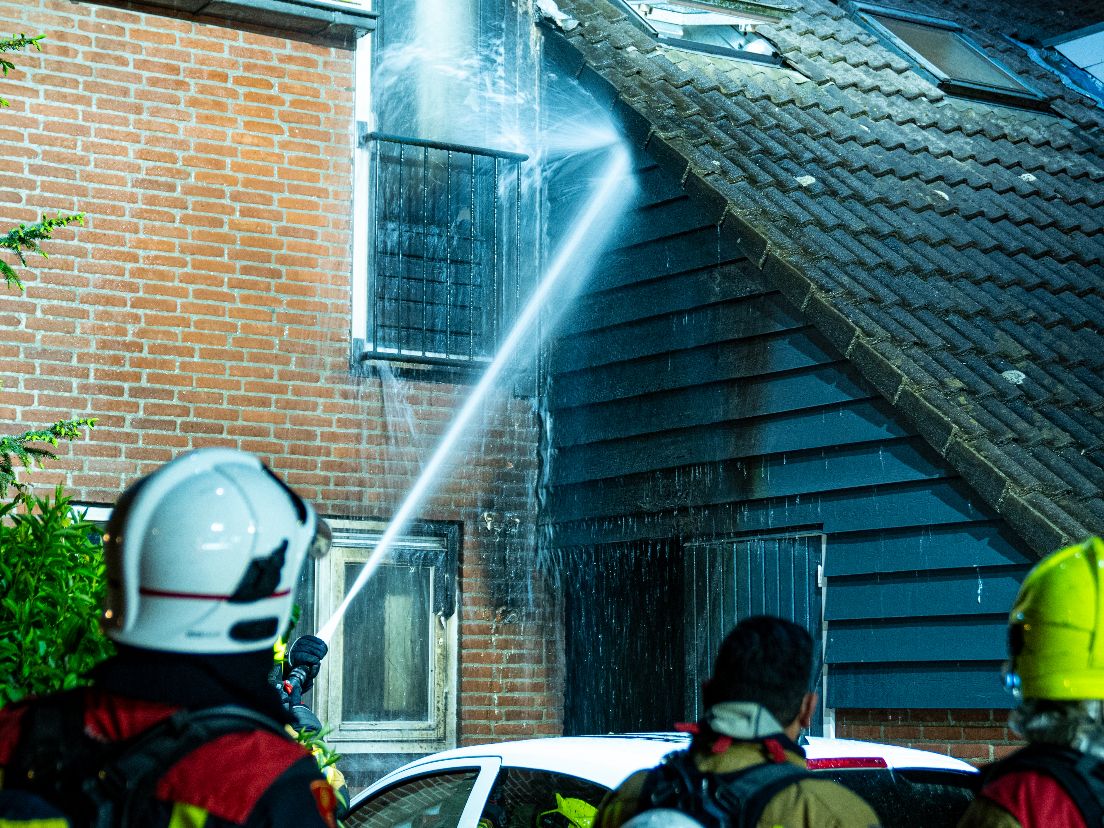 De brandweer blust de brand die na de explosie ontstond