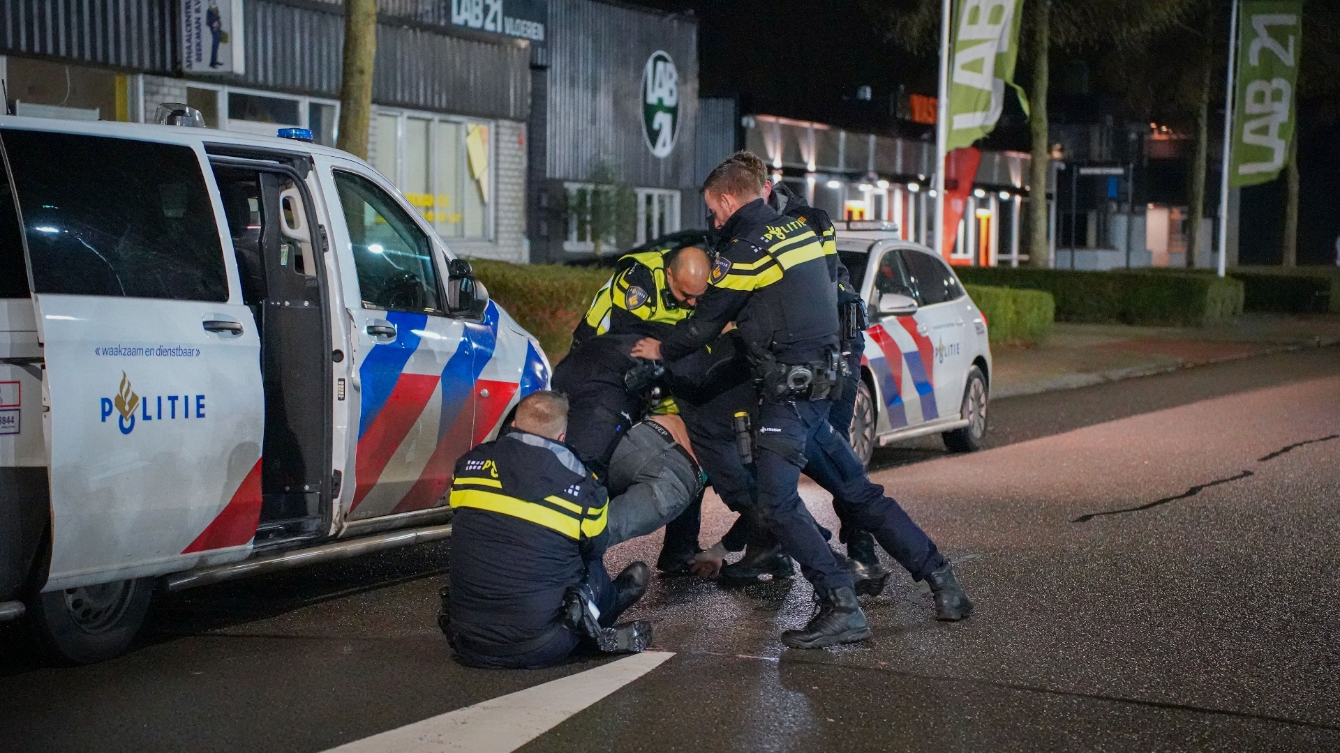 De politie verricht een aanhouding op de Protonstraat